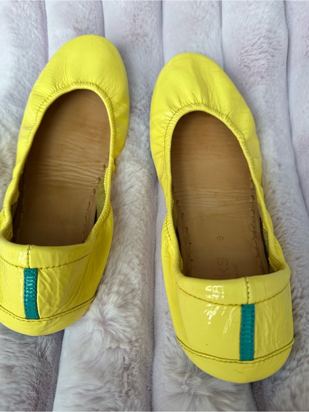 9 LEMON TIEKS PATENT LEATHER Bright Yellow Ballet Flats pure sunshine FOLDABLE